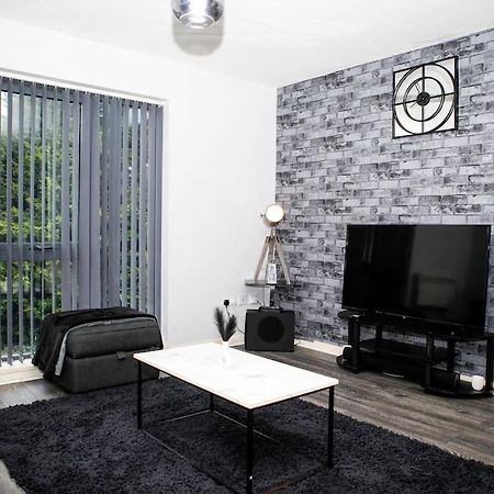 Stylish Two-Bedroom Salford Quays Apartment Манчестер Екстер'єр фото