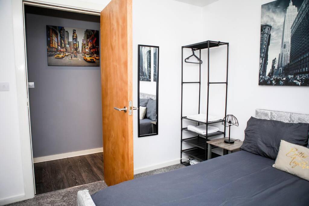 Stylish Two-Bedroom Salford Quays Apartment Манчестер Екстер'єр фото