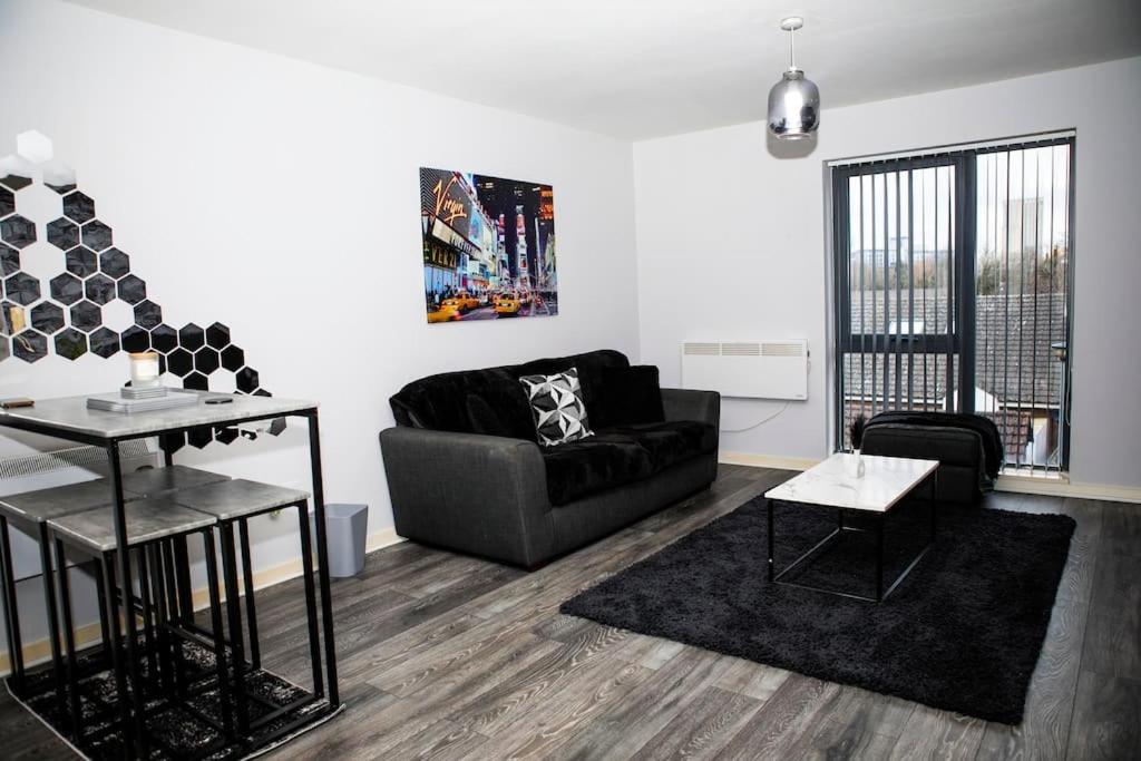 Stylish Two-Bedroom Salford Quays Apartment Манчестер Екстер'єр фото