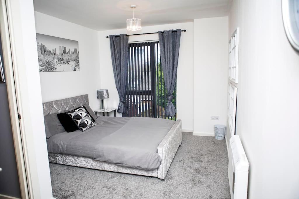 Stylish Two-Bedroom Salford Quays Apartment Манчестер Екстер'єр фото