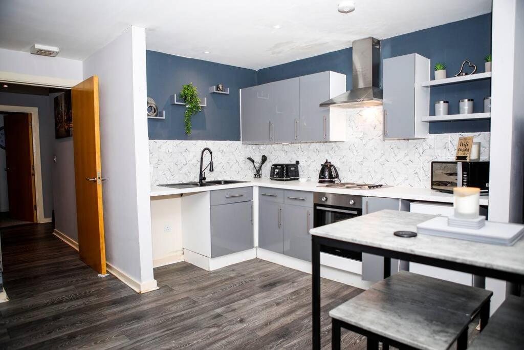 Stylish Two-Bedroom Salford Quays Apartment Манчестер Екстер'єр фото
