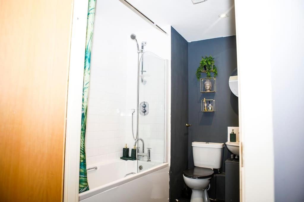 Stylish Two-Bedroom Salford Quays Apartment Манчестер Екстер'єр фото