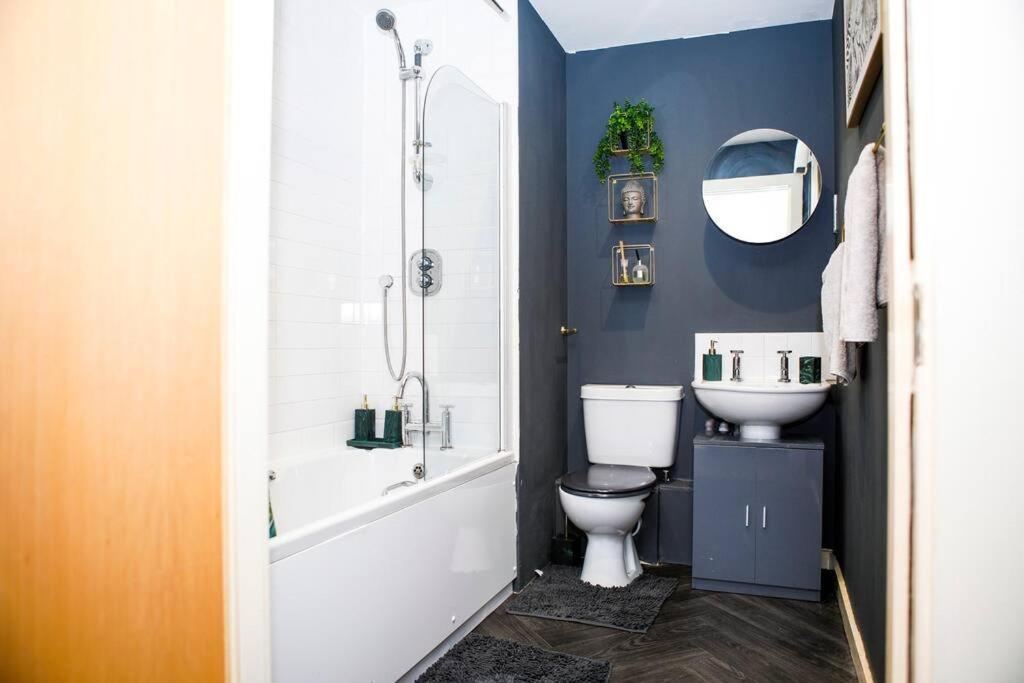 Stylish Two-Bedroom Salford Quays Apartment Манчестер Екстер'єр фото