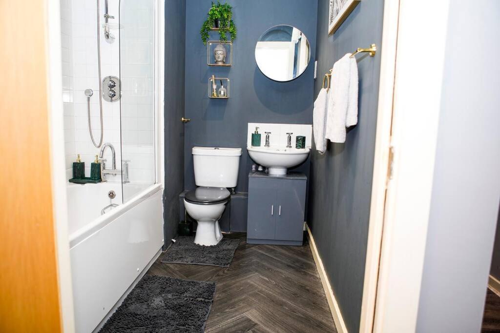 Stylish Two-Bedroom Salford Quays Apartment Манчестер Екстер'єр фото