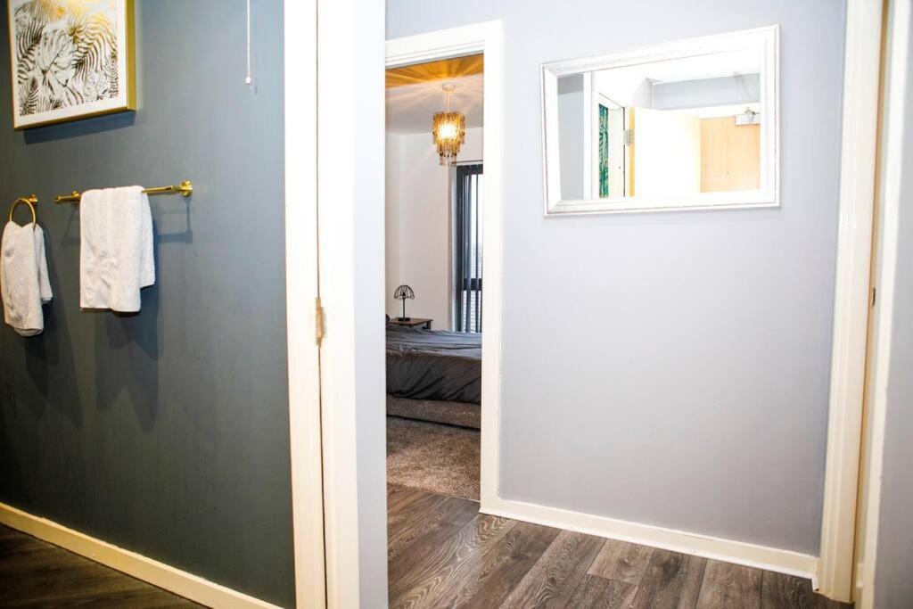 Stylish Two-Bedroom Salford Quays Apartment Манчестер Екстер'єр фото