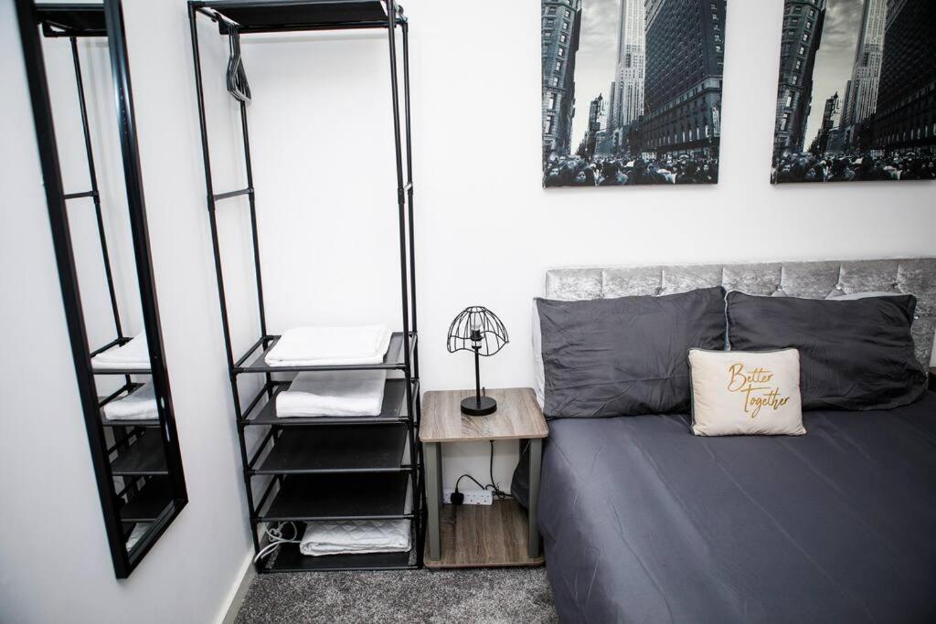 Stylish Two-Bedroom Salford Quays Apartment Манчестер Екстер'єр фото
