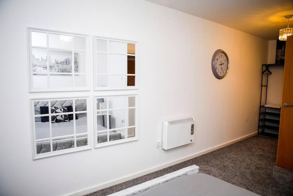 Stylish Two-Bedroom Salford Quays Apartment Манчестер Екстер'єр фото