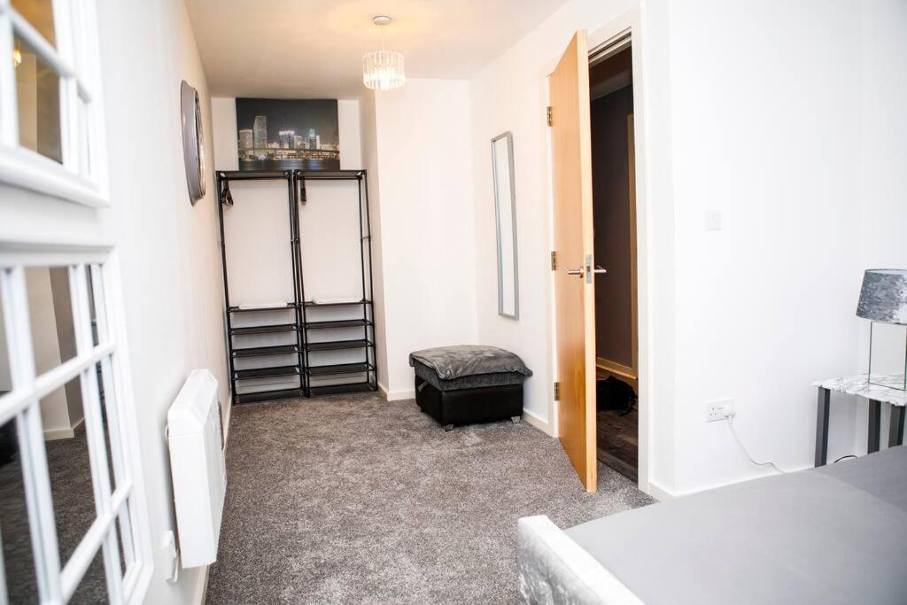 Stylish Two-Bedroom Salford Quays Apartment Манчестер Екстер'єр фото