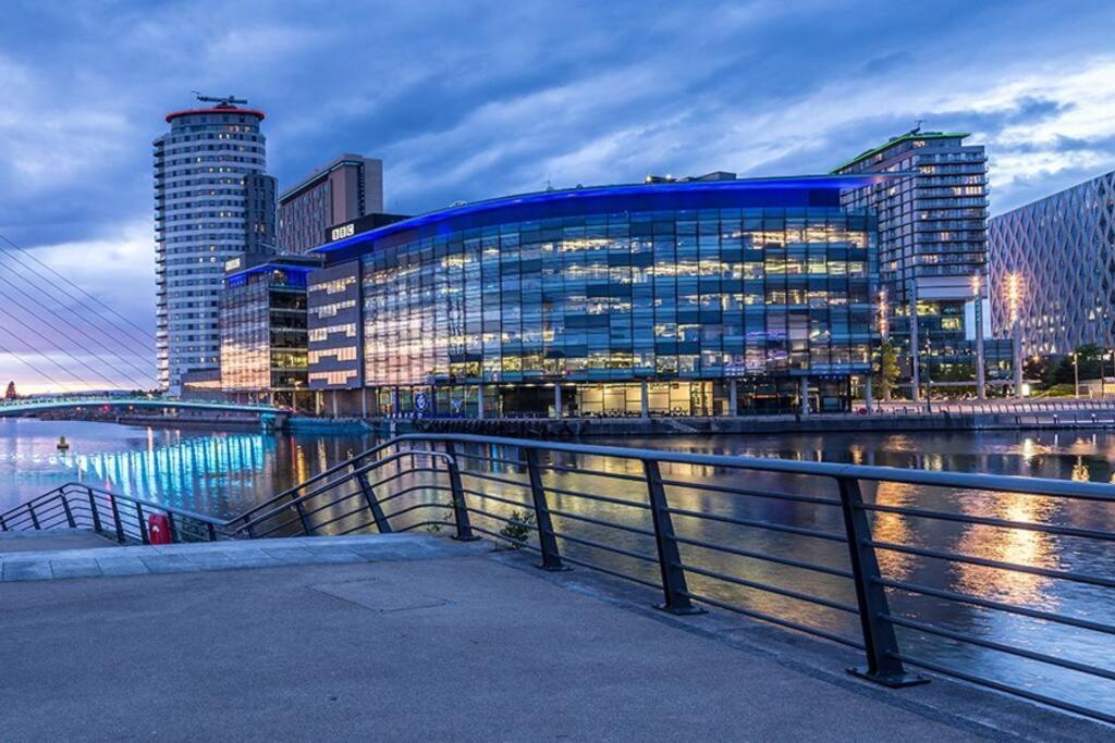 Stylish Two-Bedroom Salford Quays Apartment Манчестер Екстер'єр фото