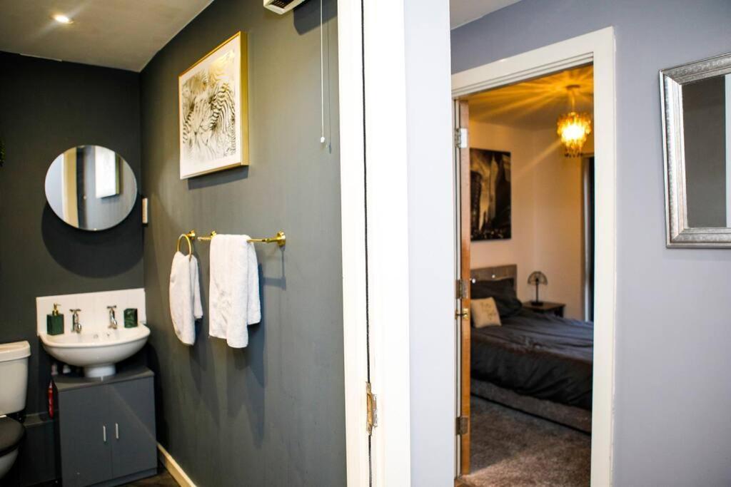 Stylish Two-Bedroom Salford Quays Apartment Манчестер Екстер'єр фото