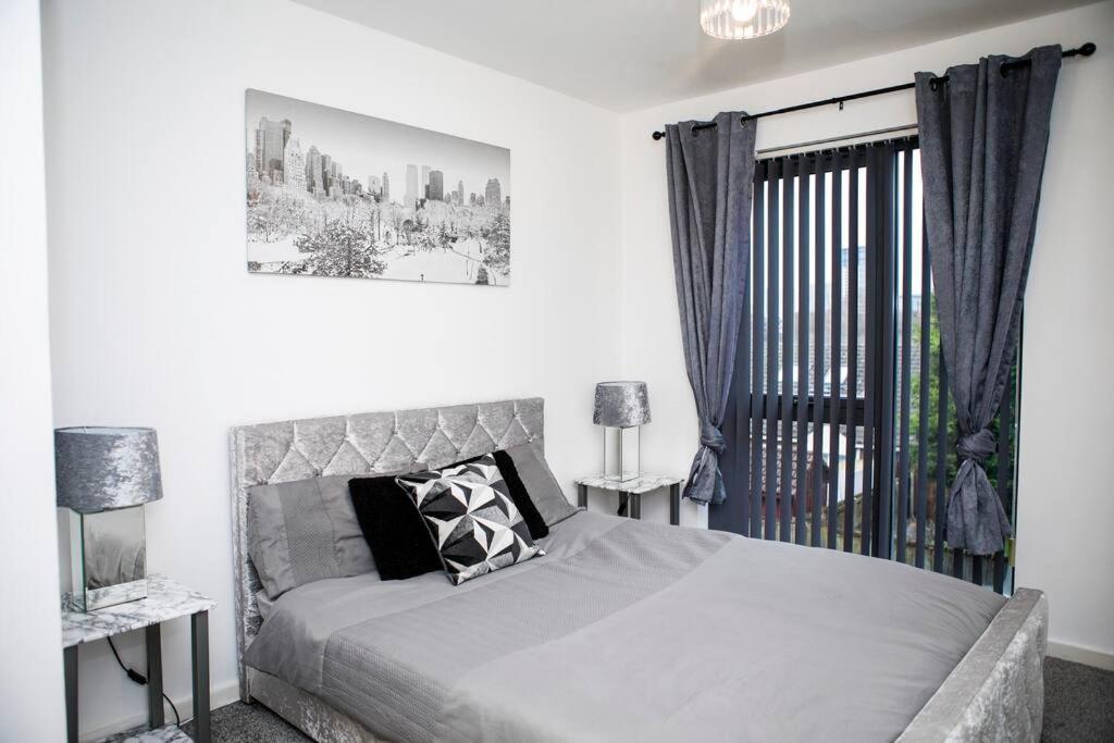 Stylish Two-Bedroom Salford Quays Apartment Манчестер Екстер'єр фото