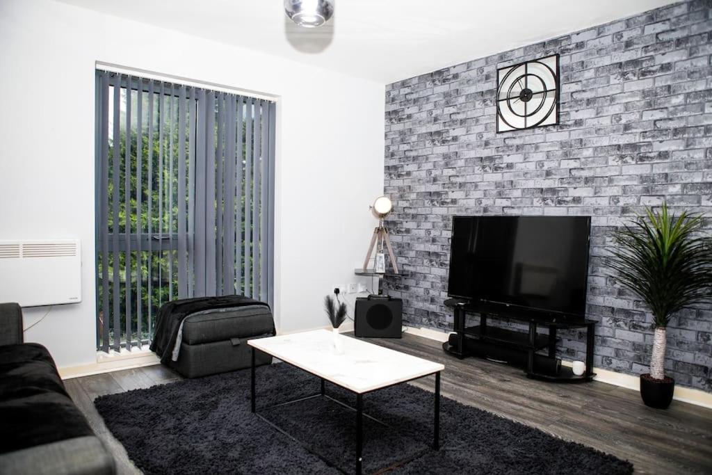 Stylish Two-Bedroom Salford Quays Apartment Манчестер Екстер'єр фото